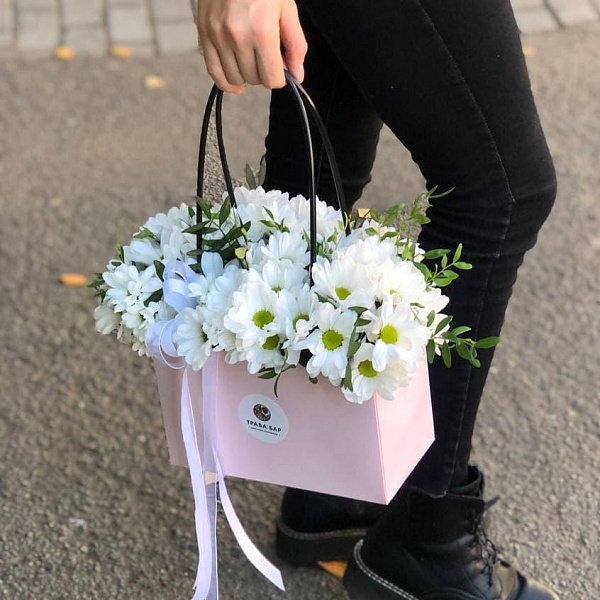 Композиция "Ромашки в сумочке"