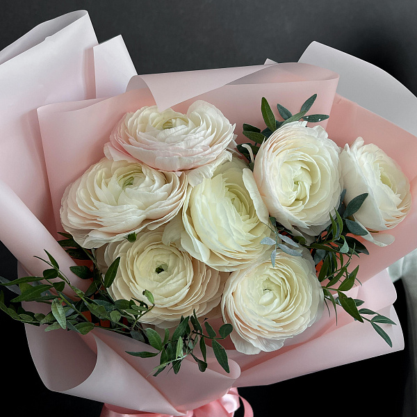 Букет из 7 нежных ранункулюсов с зеленью фото 2