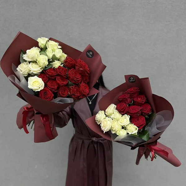 Букет из 15 белых и красных роз 50/60 см фото 2