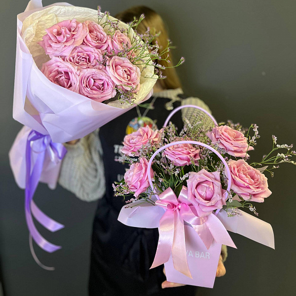 Нежная композиция розовых роз с лимониумом фото 2