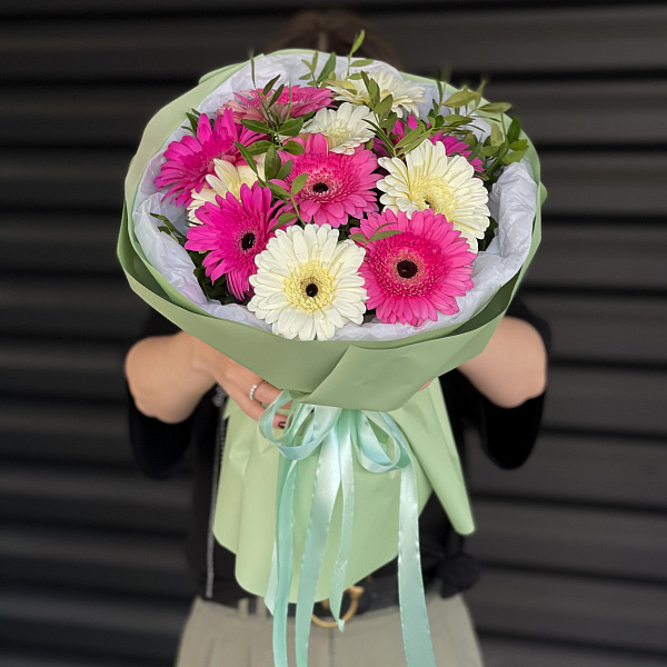 Букет из 11 гербер с зеленью фото 2