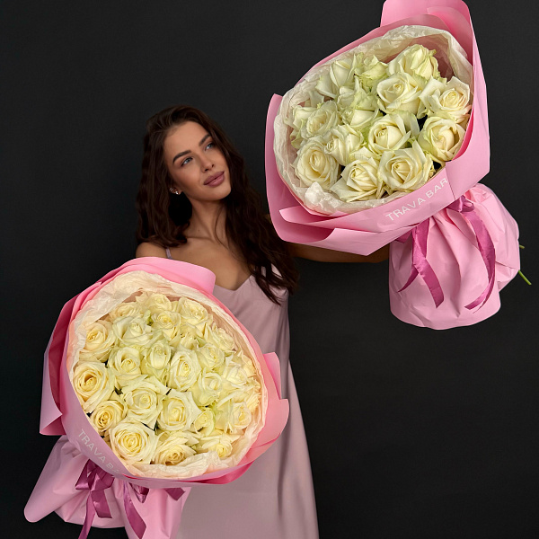 15 белых роз 50/60 в стильном оформлении фото 2