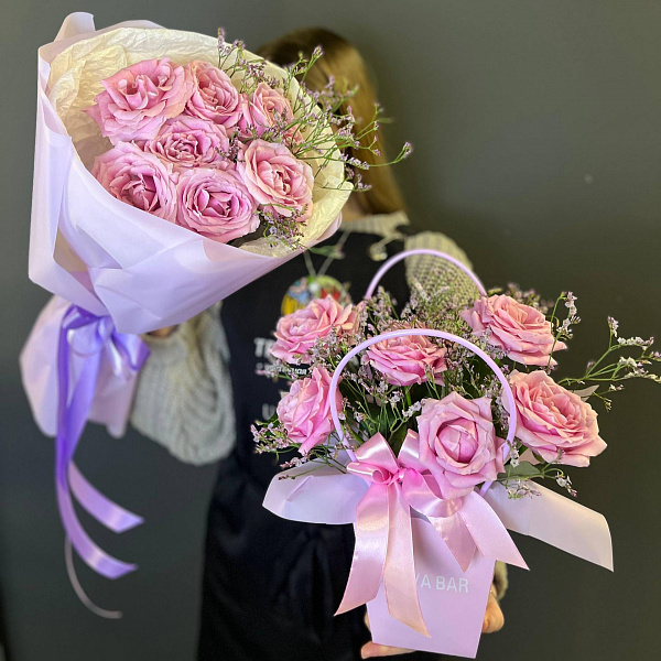 Нежный букет розовых роз с лимониумом фото 2