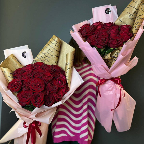 Гигант из 15 красных роз 70/80 см в оформлении фото 2