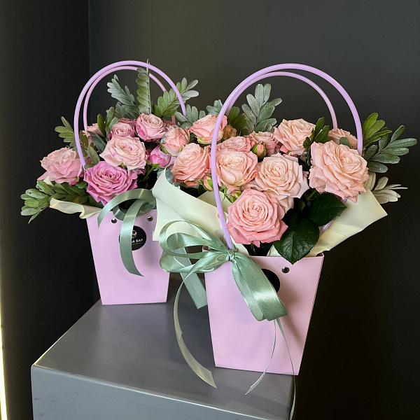 Сумочки из кустовых пионовидных роз и писташи фото 6