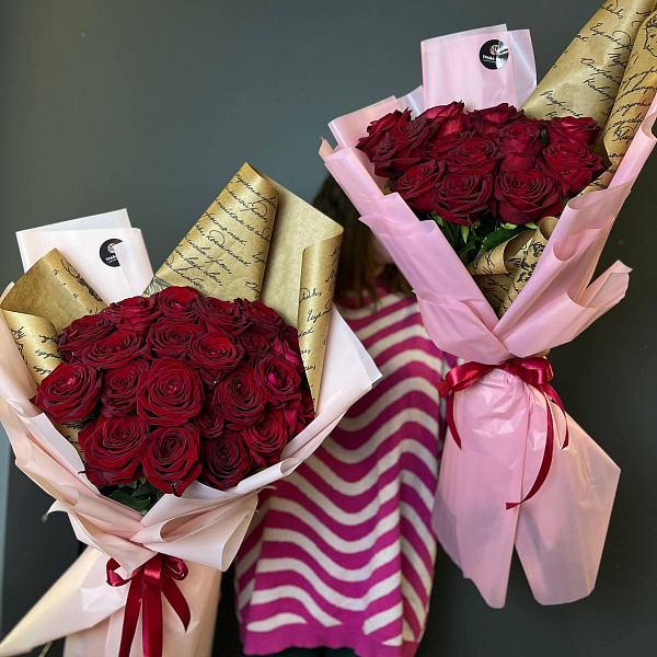 Гигант из 21 красная роза 70/80 см в оформлении фото 2