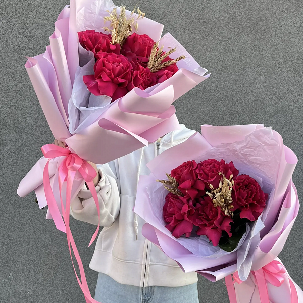 Букет "7 малиновых французских роз в оформлении" фото 2