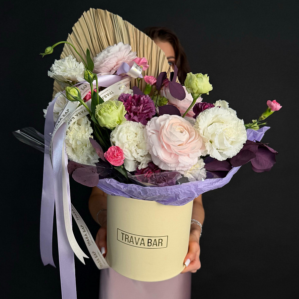 Композиция из ранункулюсов, диантусов и эустомы фото 3