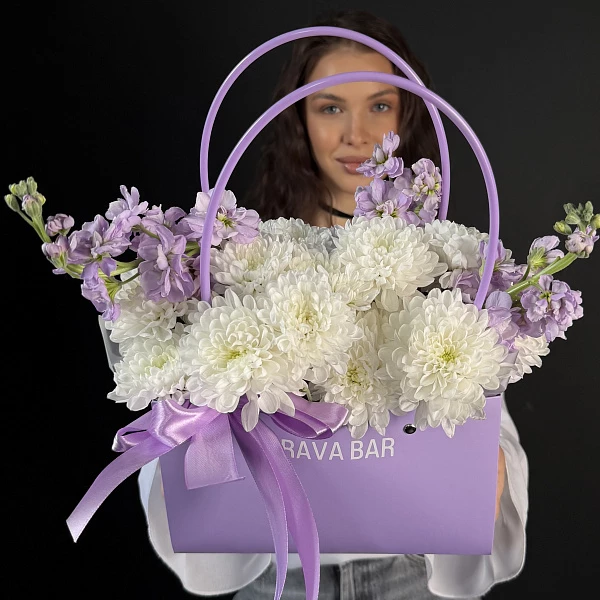 Композиция из хризантем и маттиолы фото 2